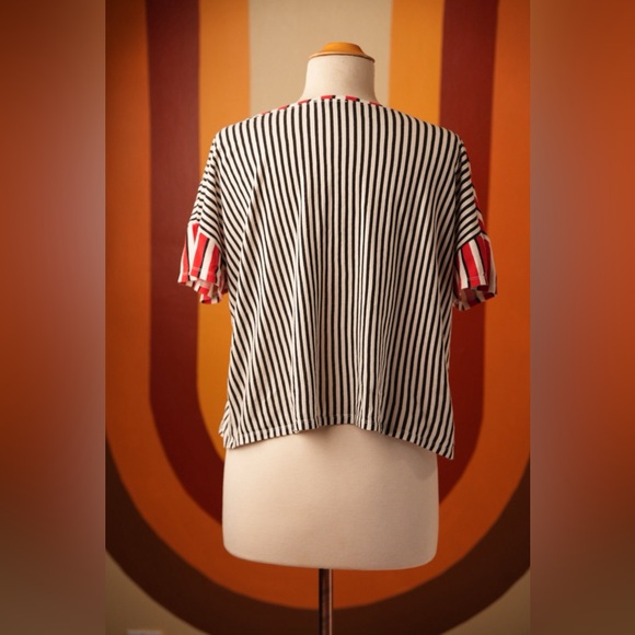 Split color and pattern striped red and black tee shirt - Picture 4 of 4